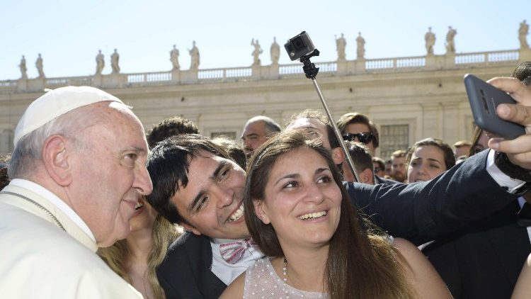 le pape François salue les fidèles présents à l'audience générale