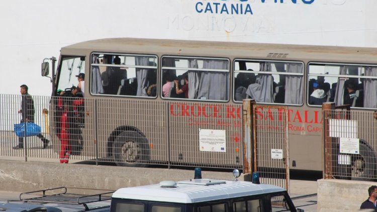Des migrants tunisiens transférés à Lampedusa, le 12 octobre 2017