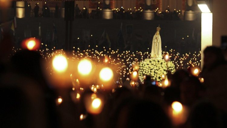 Procissão luminosa com imagem de Nossa Senhora no Santuário de Fátima