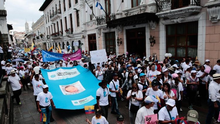 Die katholische Kirche in Ecuador marschiert gegen die "Genderideologie"