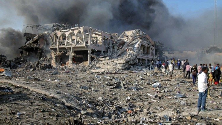 Explosão de caminhão bomba matou mais de 300 pessoas no centro de Mogadíscio
