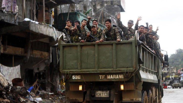 Philippinische Soldaten auf einem Militärfahrzeug