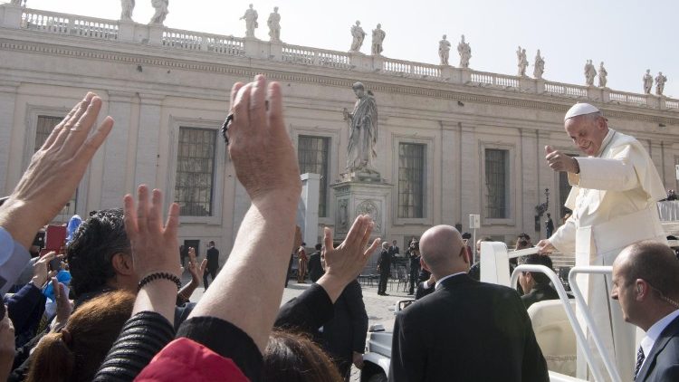 Audience Générale: le Pape François traverse la foule de pèlerins place Saint Pierre