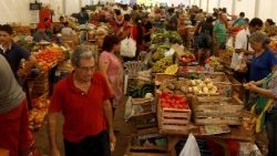 central-market-of-abasto-in-asuncion-recovers-afte-1508347689559