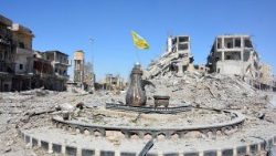syrian-democratic-forces-in-al-na-im-roundabout-af-1508422037019