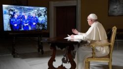 pope-francis--live-link-up-with-the-international--1509027482964