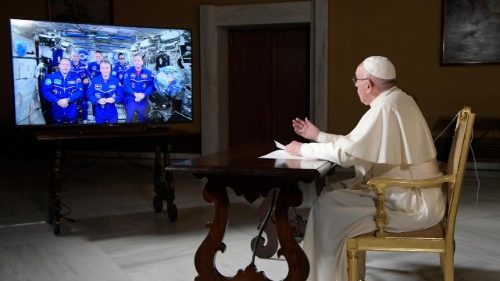 Papst redet mit Astronauten auf der Raumstation ISS