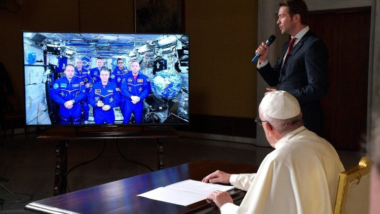Papa in collegamento con la stazione spaziale 