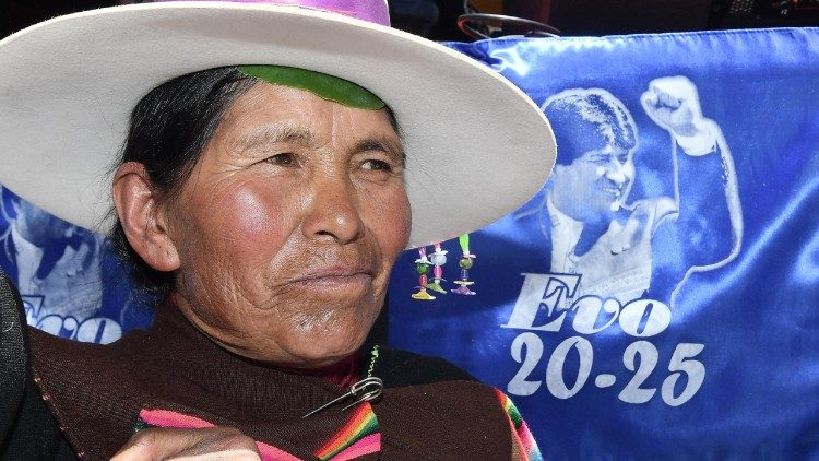 Indio-Frau vor einer Abbildung von Boliviens Präsident Morales