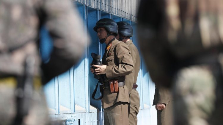 Des soldats nord-coréens sur la ligne de démarcation avec la Corée du Sud en octobre 2017.
