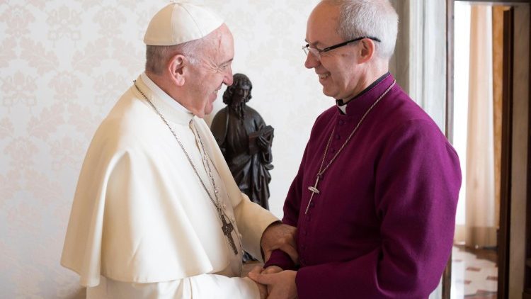 Папа Франциск и архиепископ Кентерберийский Джастин Уэлби на встрече в Ватикане 27 октября 2017 г.
