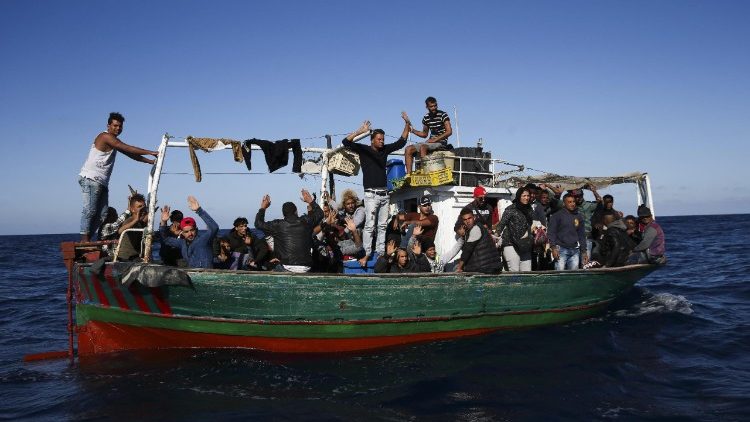 Migrants attempting to cross from Tunisia to SicilyDes migrants sur un bateau, à proximité de la Sicile. Les réseaux criminels de passeurs font du trafic d'être humain.