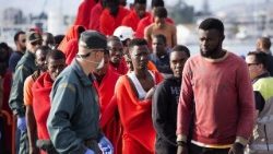 rescued-migrants-arrive-in-granada-1509210268742