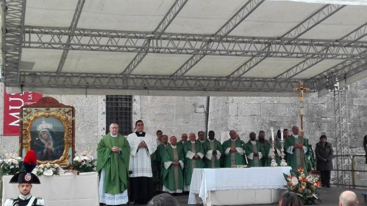 Messe du cardinal Parolin à Nursie, un an après le séisme