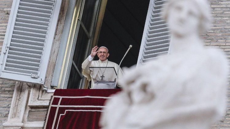 El Santo Padre Francisco saluda a los fieles desde la ventana del Palacio Apostólico
