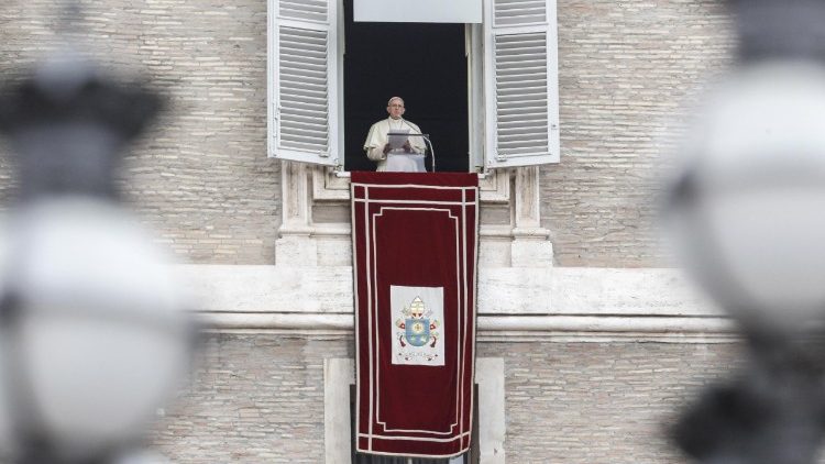 Papa Francisco na janela do apartamento pontifício