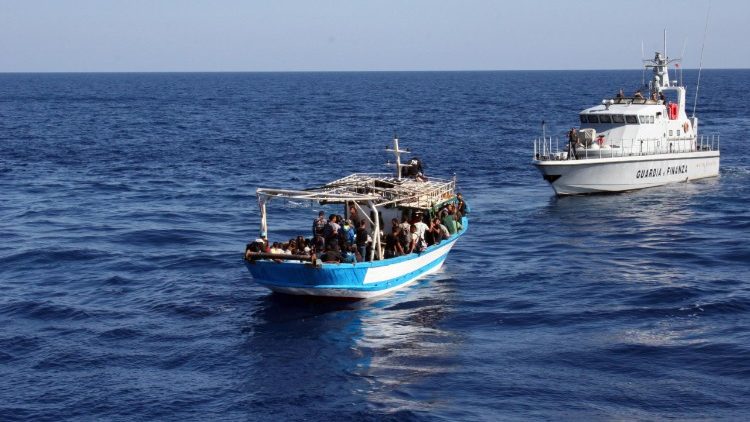 Barco de imigrantes escoltado até a costa italiana