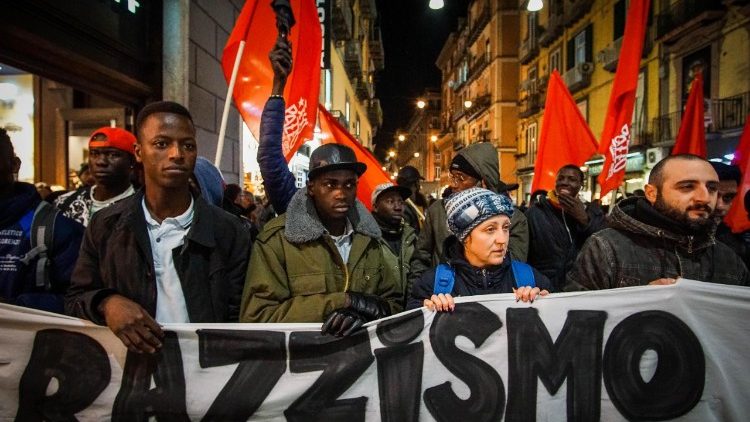 Macerata: sit in rete antirazzista davanti prefettura Napoli 
