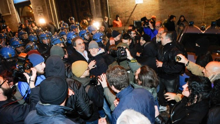 Macerata, 8 febbraio: cariche della polizia contro manifestanti Fn 