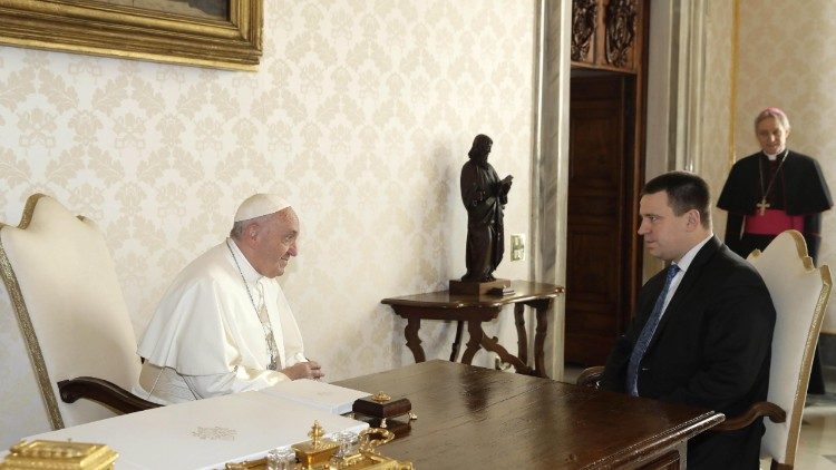 Il Papa con il premier estone Juri Ratas 