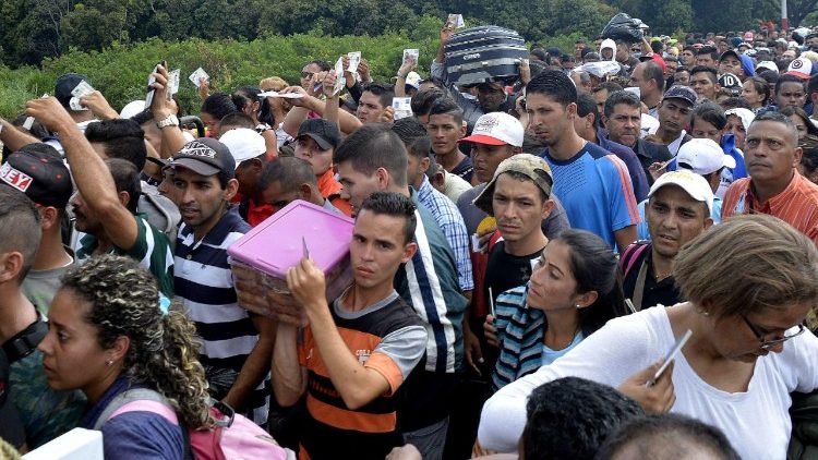 Venezuelani al confine con la Colombia