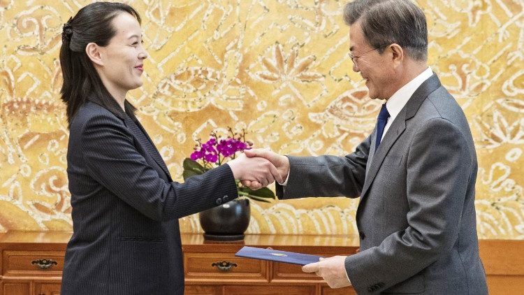 Kim Yo-jong, la soeur du leader nord-coréen, serrant la main du président sud-coréen Moon Jae-In.