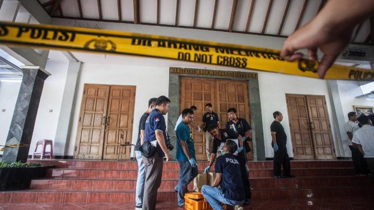La polizia indonesiana all'interno della chiesa attaccata