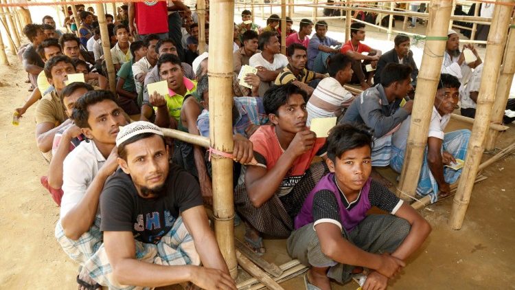Des réfugiés rohingyas, tout juste arrivés dans un camp de l'UNHCR (la Haute Commission pour les Réfugiés de l'ONU), le 27 février 2018, à Ukiya au Bangladesh. 