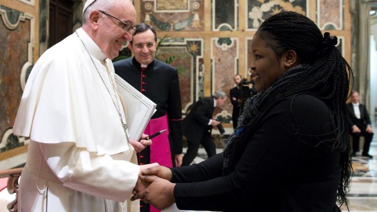 Papa Francesco con una ragazza africana salvata dalla tratta