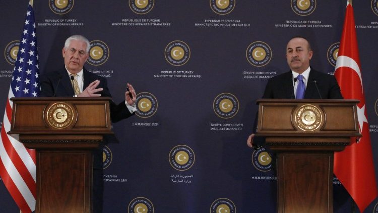 La conferenza stampa con il segretario di Stato americano, Rex Tillerson, e il ministro degli Esteri turco, Mevlut Cavusoglu