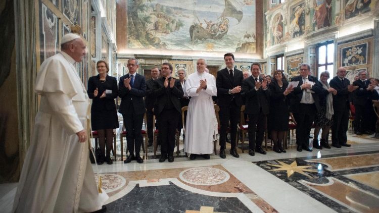 Le Pape recevant les membres de l'association "Pro Petri Sede".