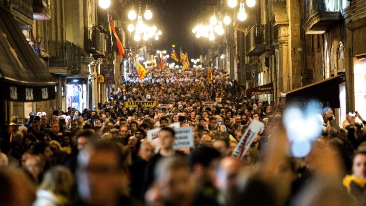 Protestos em Barcelona pela detenção de ex-membros do governo catalão