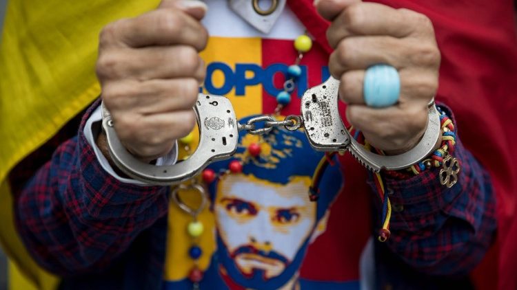 Ein Demonstrant mit einem T-Shirt, das den inhaftierten Oppositionellen Leopoldo Lopez zeigt