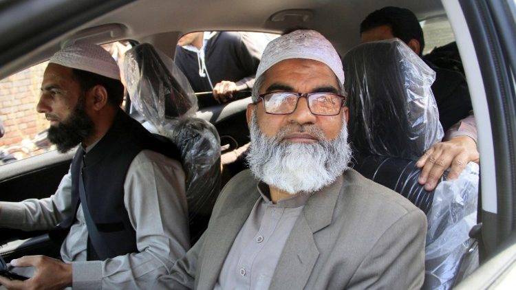Zainabs Vater verlässt nach dem Urteilsspruch gegen den Mörder seiner Tochter das Gericht
