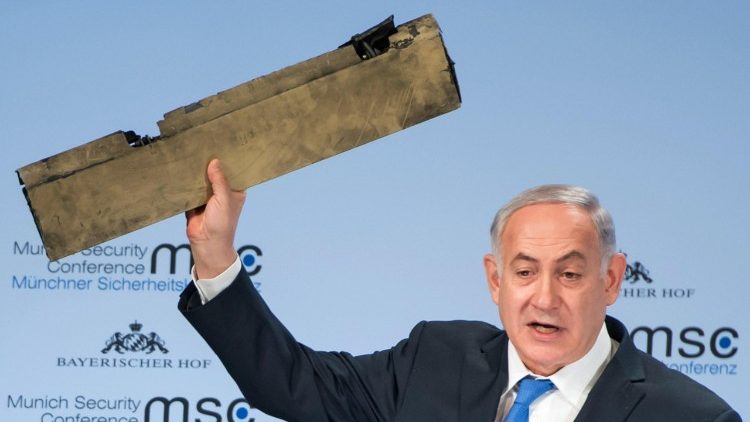 A Monaco, il premier israeliano Nethanyahu mostra un frammento di drone abbattuto