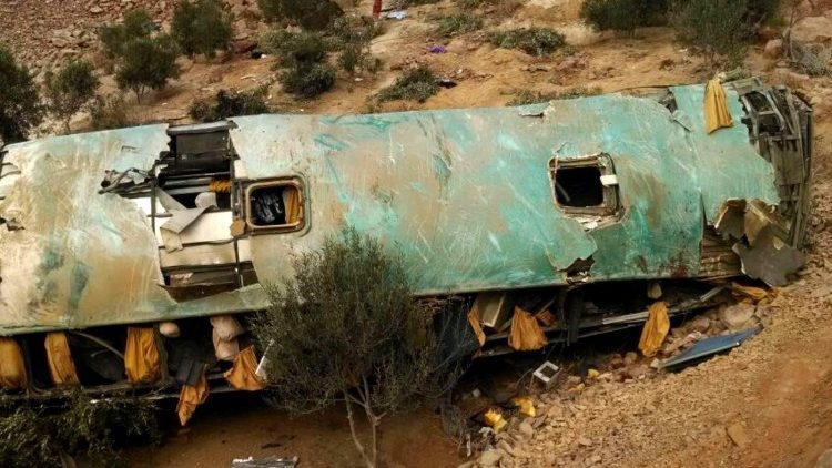 Autobús de pasajeros se volcó y cayó a un abismo en la región de Arequipa, en el sur de Perú