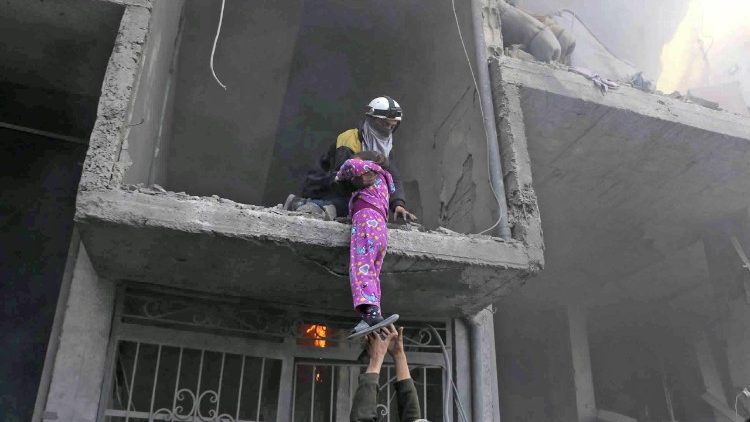Criança síria com o pijama rosa, símbolo da tragédia civil