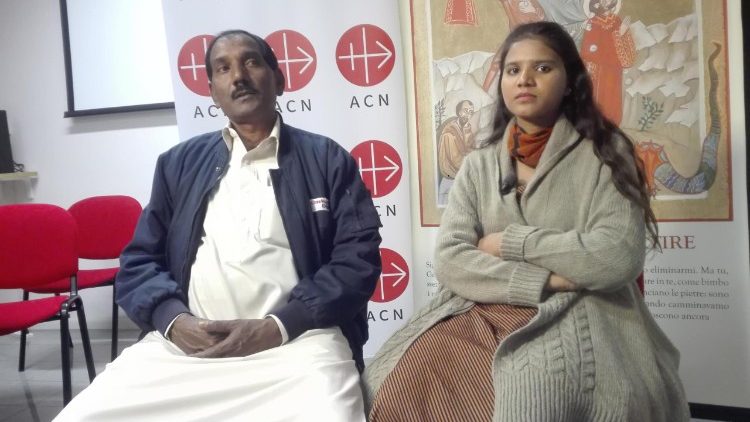 Le mari et la fille d'Asia Bibi, lors d'une rencontre avec la presse.