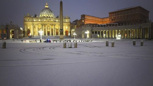 Neve a Piazza San Pietro: le suggestive immagini di Vatican News