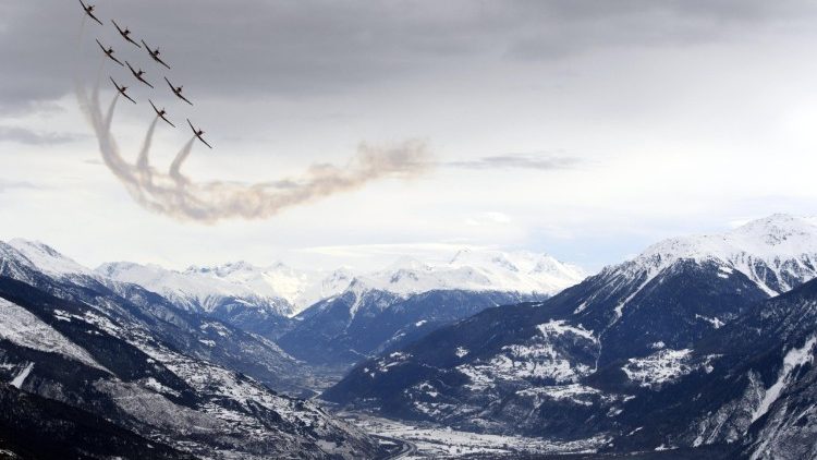 L'aviation suisse survolant Crans-Montana