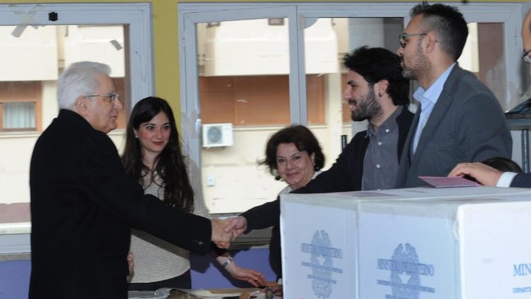 Elezioni politiche: il presidente della Repubblica italiana, Sergio Mattarella, arriva al seggio per il voto