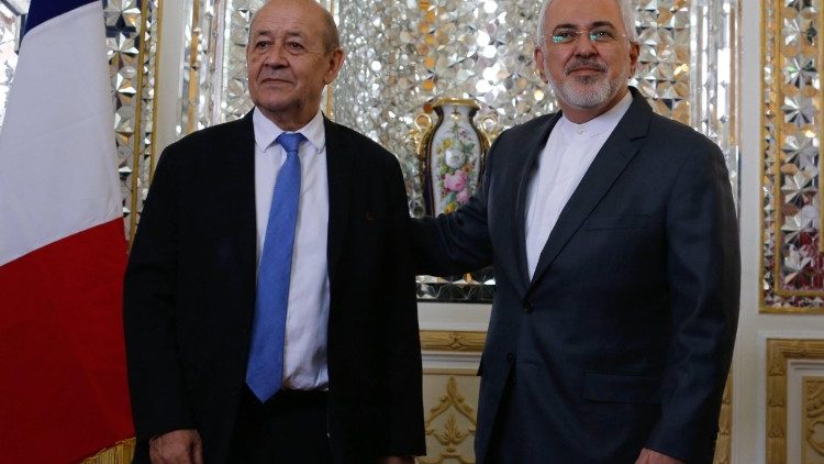 Le ministre de la Défense français, Jean-Yves Le Drian, et son homologue iranien, Mohammad Javad Zarif, à Téhéran le 5 mars 2018.