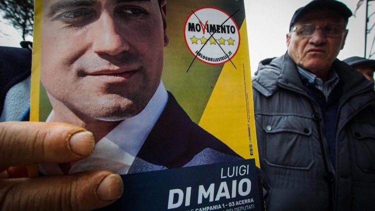 Gli elettori 5 Stelle festeggiano il leader Di Maio a Pomigliano D' Arco