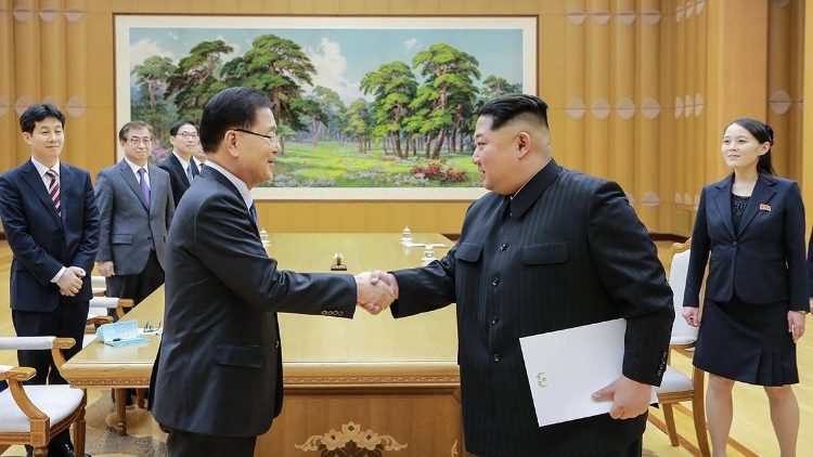Kim Jong-un saluta la delegazione sud-coreana 