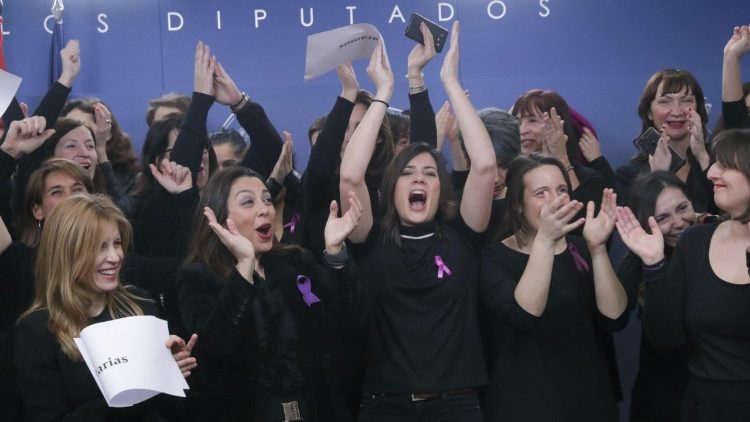 Frauen müssen in der Kirche und der Gesellschaft oft noch um Gleichberechtigung kämpfen - wie hier in Spanien. 