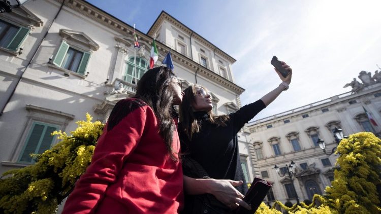 Mulheres fazendo selfie