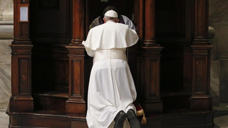 Papa Francisco se confessa durante a celebração penitencial
