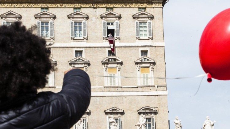 Papa reza o Angelus da janela do apartamento pontifício no Palácio Apostólico
