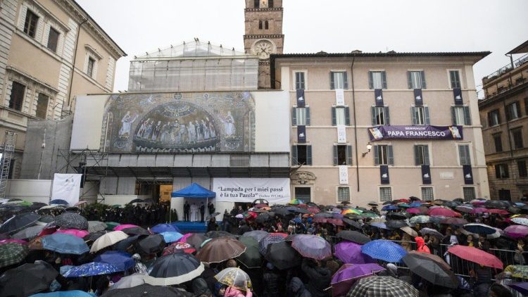 Piazza Santa Maria in Trastevere in attesa di Papa Francesco durante la visita dello scorso 11 marzo