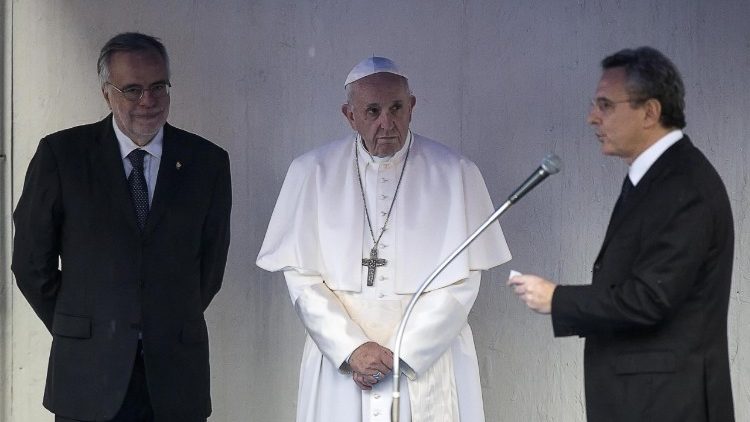 Marco Impagliazzo saluta Papa Francesco. Accanto Andrea Riccardi, fondatore della Comunità di S. Egidio